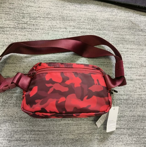 lululemon new belt bag NWT - Picture 3 of 4